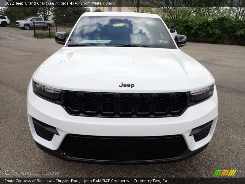 Bright White / Black 2022 Jeep Grand Cherokee Altitude 4x4