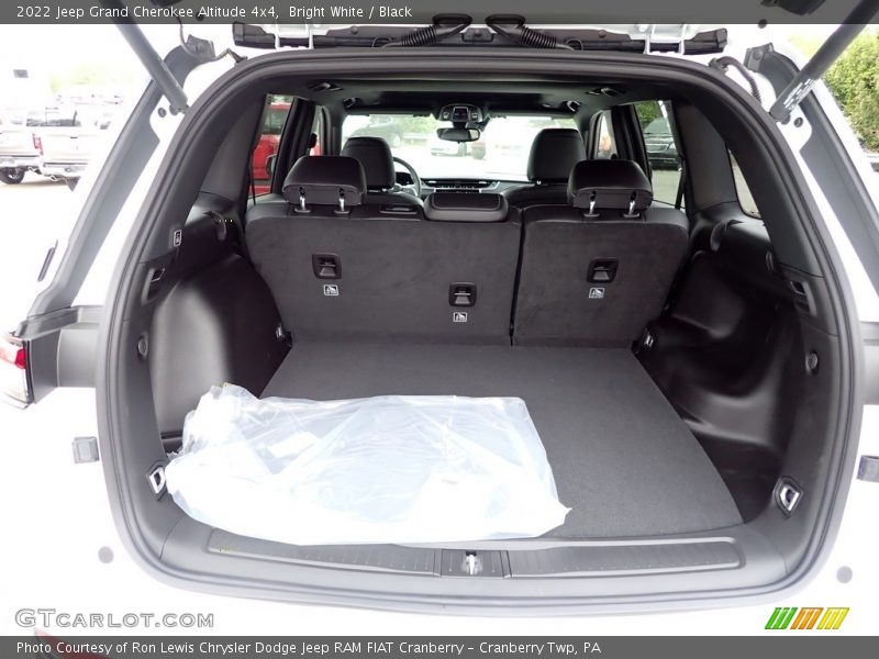  2022 Grand Cherokee Altitude 4x4 Trunk
