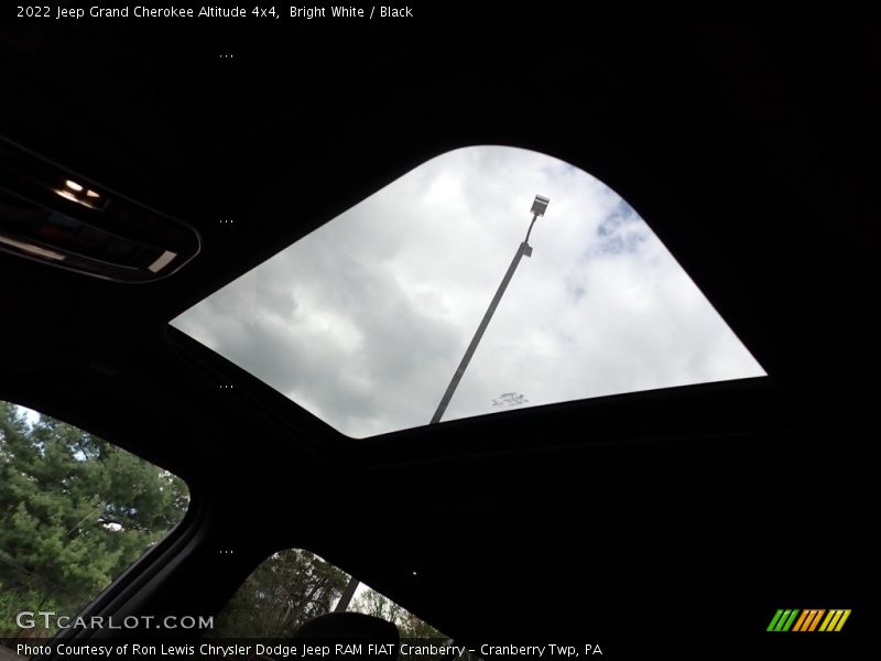 Bright White / Black 2022 Jeep Grand Cherokee Altitude 4x4