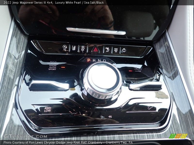 Luxury White Pearl / Sea Salt/Black 2022 Jeep Wagoneer Series III 4x4