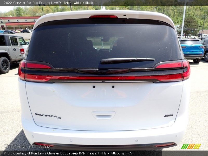 Bright White / Black 2022 Chrysler Pacifica Touring L AWD