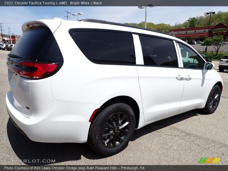 Bright White / Black 2022 Chrysler Pacifica Touring L AWD
