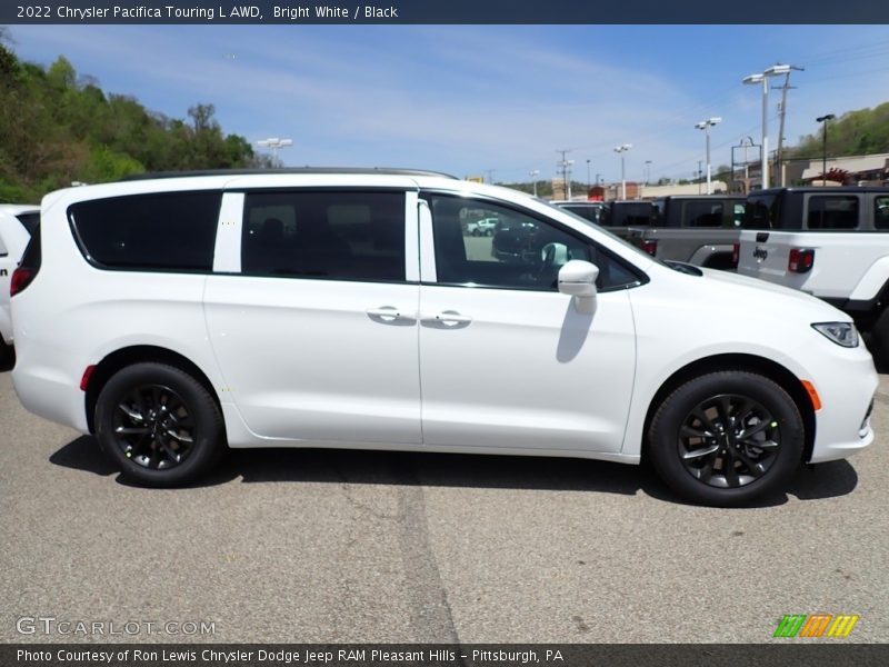 Bright White / Black 2022 Chrysler Pacifica Touring L AWD