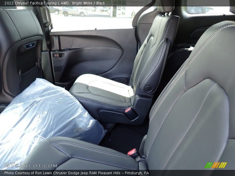 Bright White / Black 2022 Chrysler Pacifica Touring L AWD