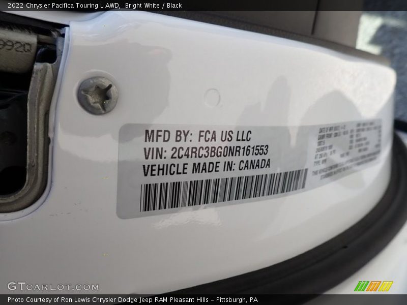 Bright White / Black 2022 Chrysler Pacifica Touring L AWD