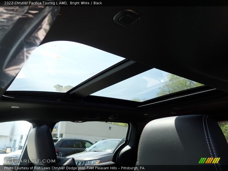 Bright White / Black 2022 Chrysler Pacifica Touring L AWD