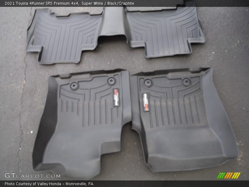 Super White / Black/Graphite 2021 Toyota 4Runner SR5 Premium 4x4