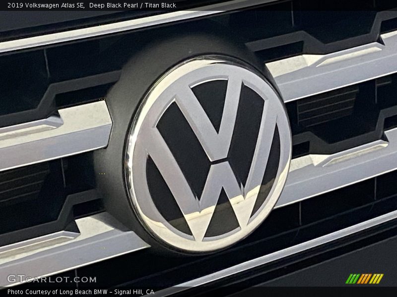 Deep Black Pearl / Titan Black 2019 Volkswagen Atlas SE