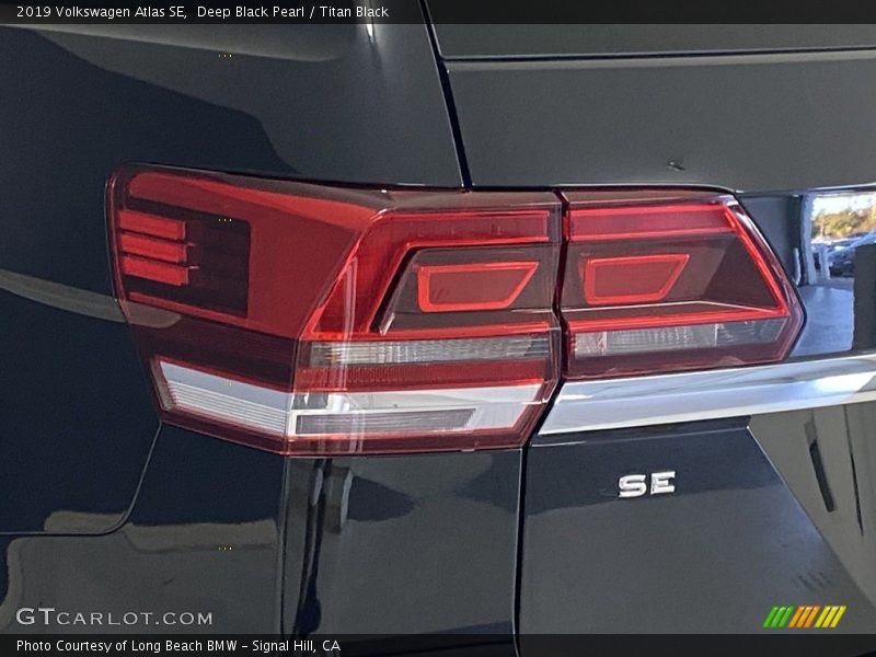 Deep Black Pearl / Titan Black 2019 Volkswagen Atlas SE