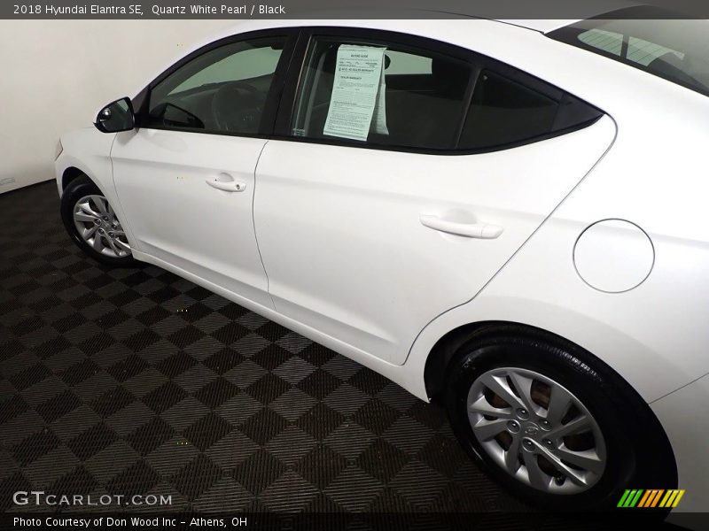 Quartz White Pearl / Black 2018 Hyundai Elantra SE