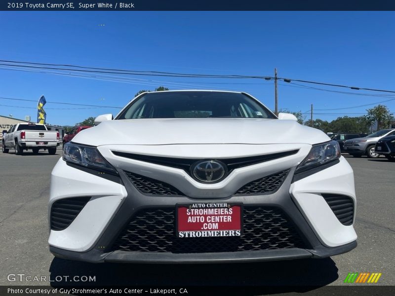 Super White / Black 2019 Toyota Camry SE
