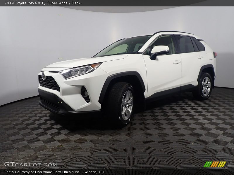 Super White / Black 2019 Toyota RAV4 XLE