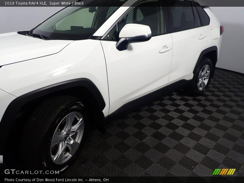 Super White / Black 2019 Toyota RAV4 XLE