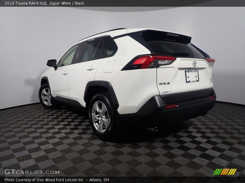 Super White / Black 2019 Toyota RAV4 XLE