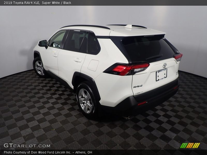 Super White / Black 2019 Toyota RAV4 XLE