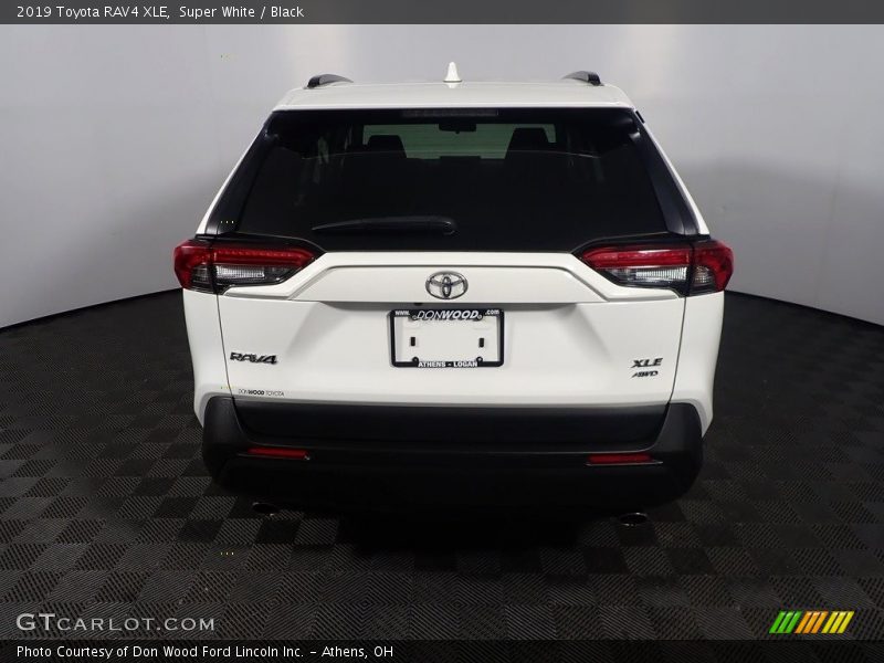 Super White / Black 2019 Toyota RAV4 XLE