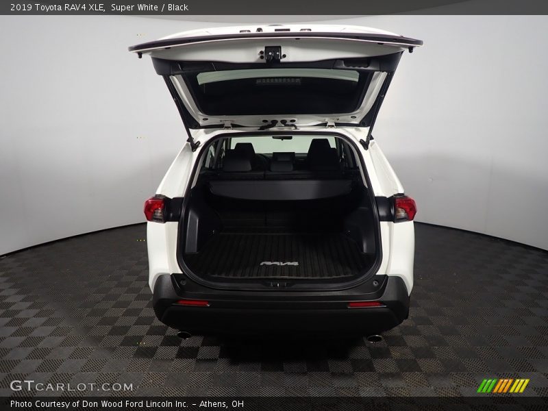 Super White / Black 2019 Toyota RAV4 XLE