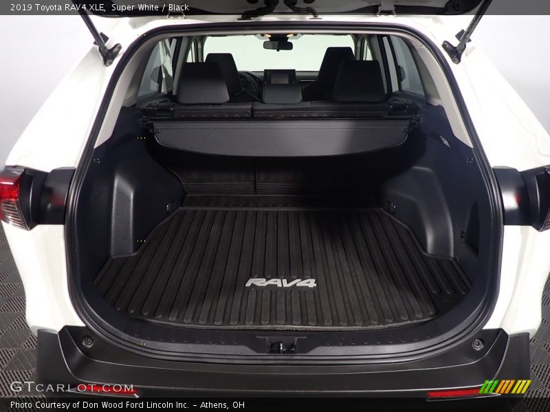 Super White / Black 2019 Toyota RAV4 XLE