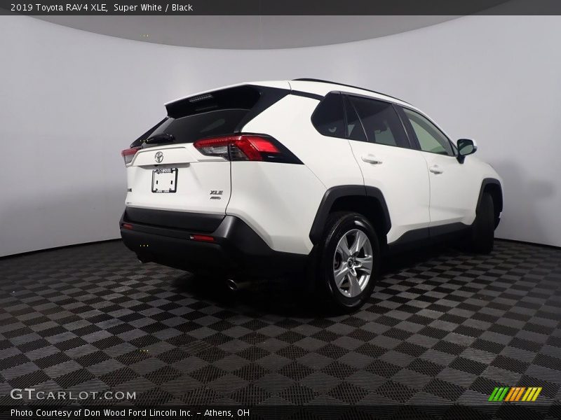 Super White / Black 2019 Toyota RAV4 XLE
