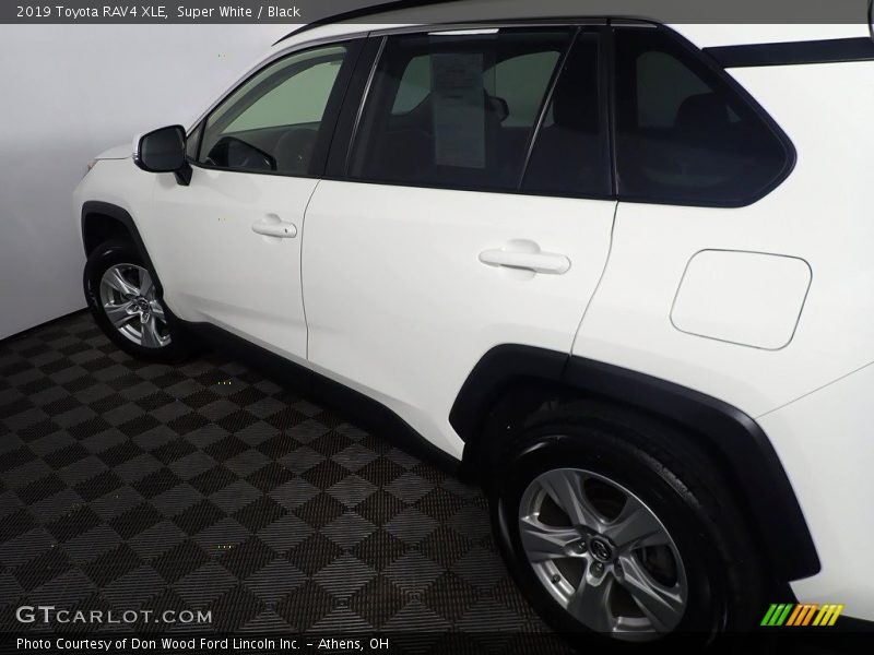 Super White / Black 2019 Toyota RAV4 XLE