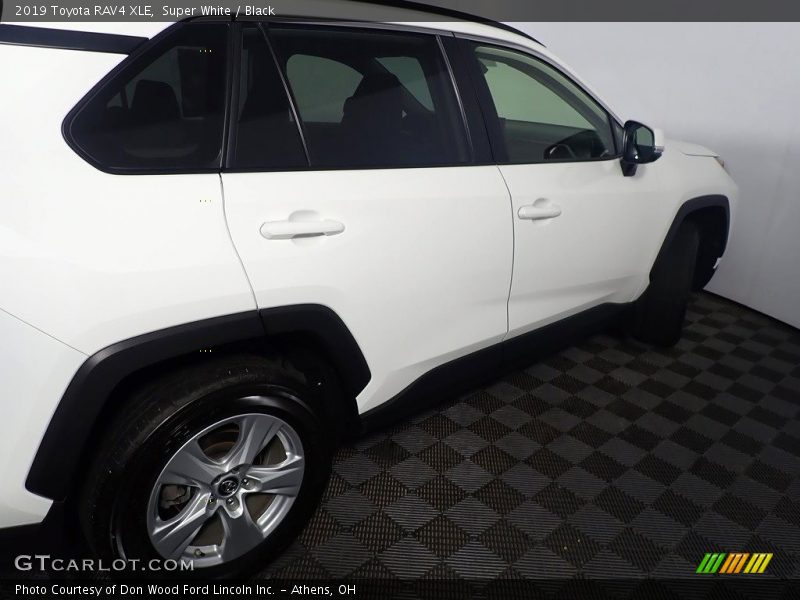 Super White / Black 2019 Toyota RAV4 XLE