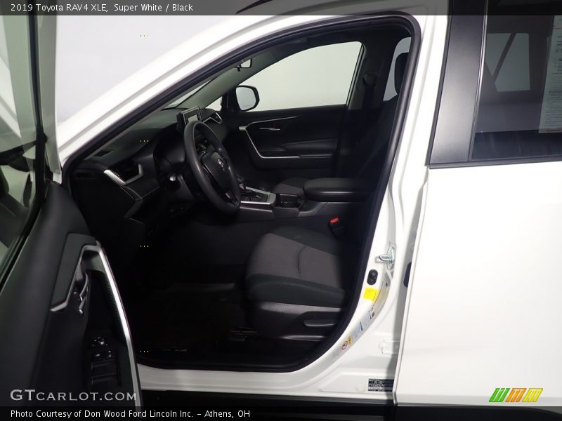 Super White / Black 2019 Toyota RAV4 XLE