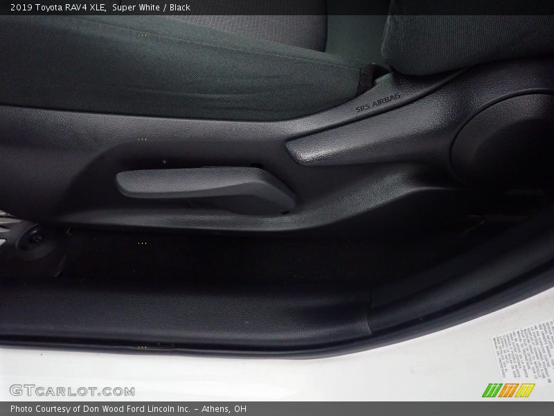 Super White / Black 2019 Toyota RAV4 XLE