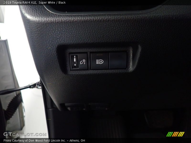 Super White / Black 2019 Toyota RAV4 XLE