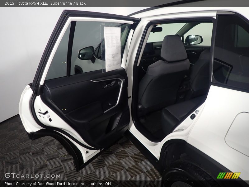 Super White / Black 2019 Toyota RAV4 XLE