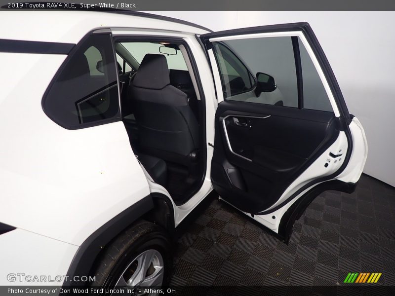 Super White / Black 2019 Toyota RAV4 XLE
