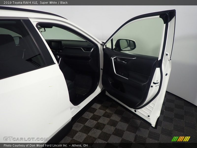 Super White / Black 2019 Toyota RAV4 XLE