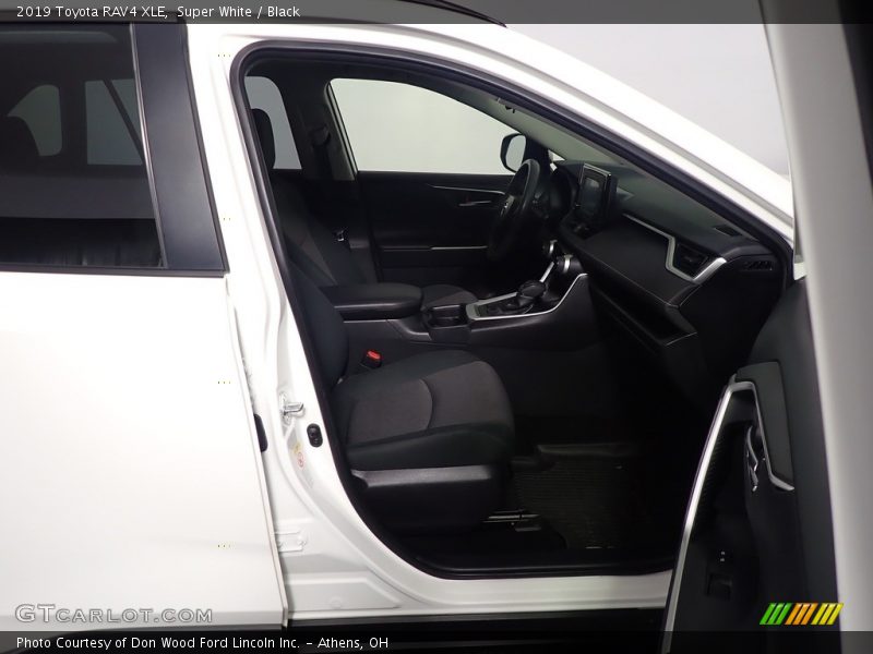 Super White / Black 2019 Toyota RAV4 XLE