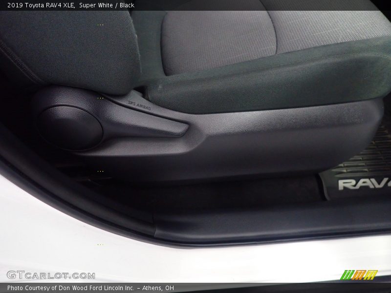 Super White / Black 2019 Toyota RAV4 XLE