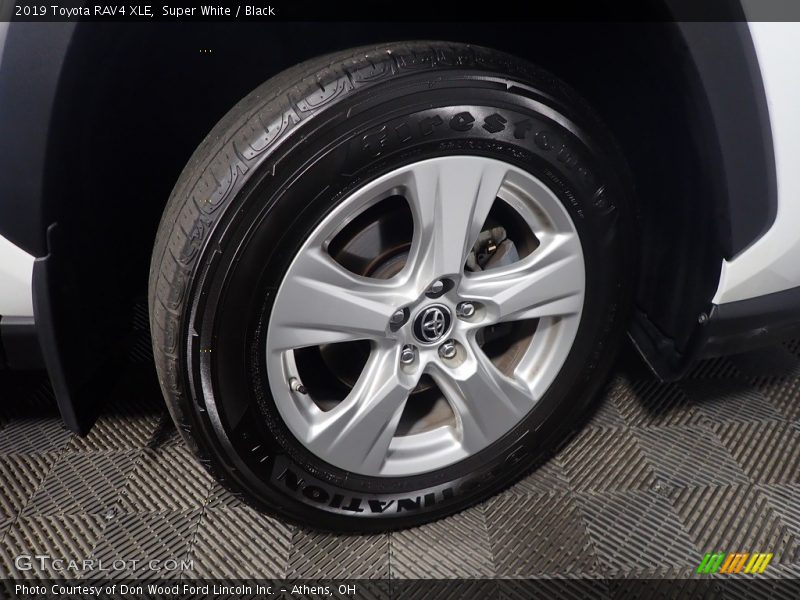 Super White / Black 2019 Toyota RAV4 XLE