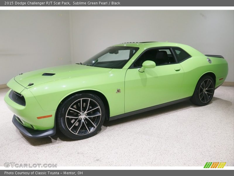 Front 3/4 View of 2015 Challenger R/T Scat Pack