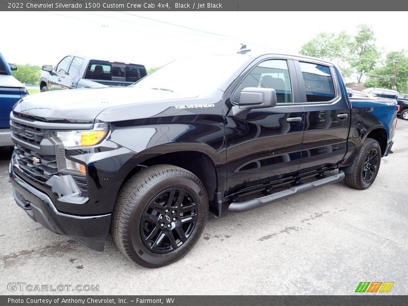 Front 3/4 View of 2022 Silverado 1500 Custom Crew Cab 4x4