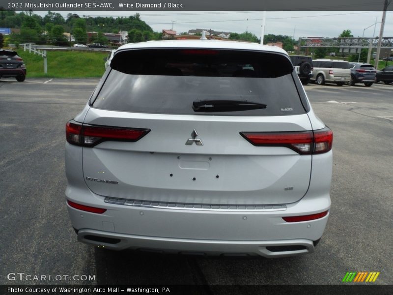 White Diamond / Black 2022 Mitsubishi Outlander SE S-AWC