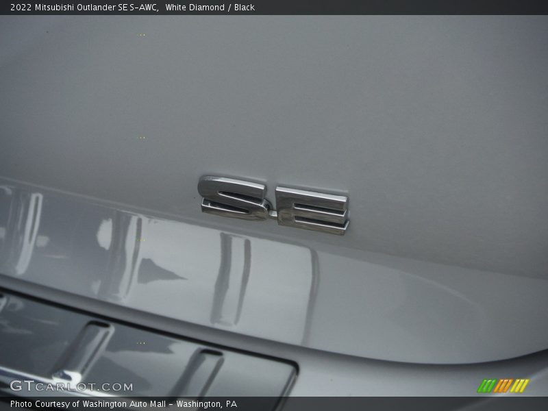 White Diamond / Black 2022 Mitsubishi Outlander SE S-AWC