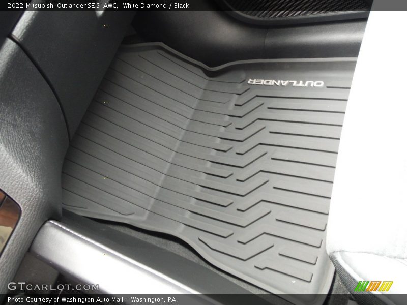 White Diamond / Black 2022 Mitsubishi Outlander SE S-AWC