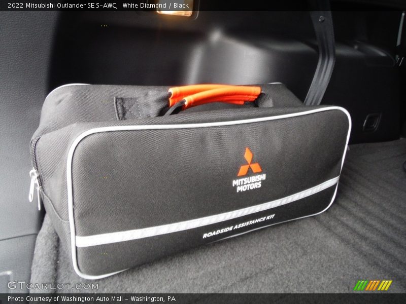 White Diamond / Black 2022 Mitsubishi Outlander SE S-AWC
