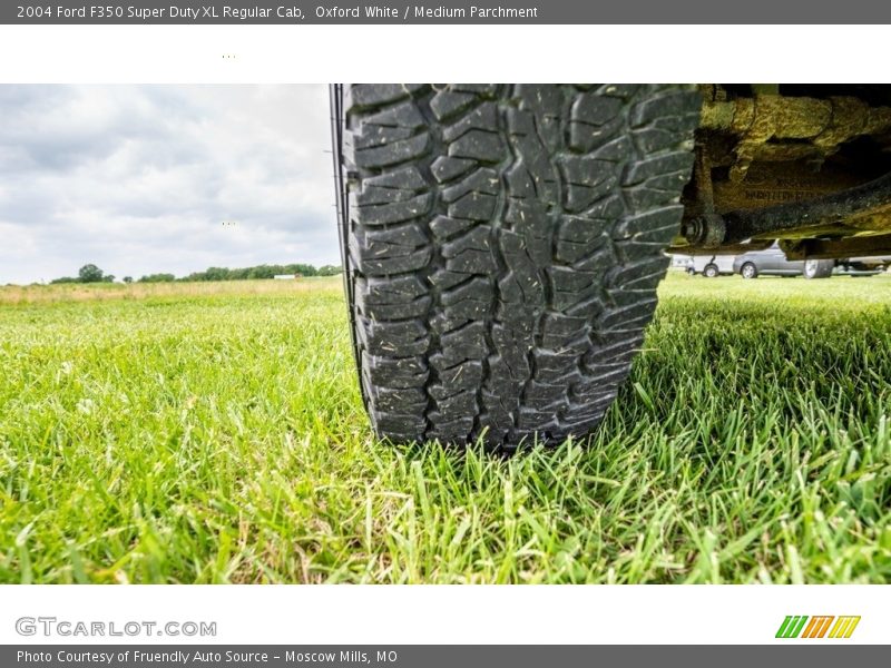 Oxford White / Medium Parchment 2004 Ford F350 Super Duty XL Regular Cab