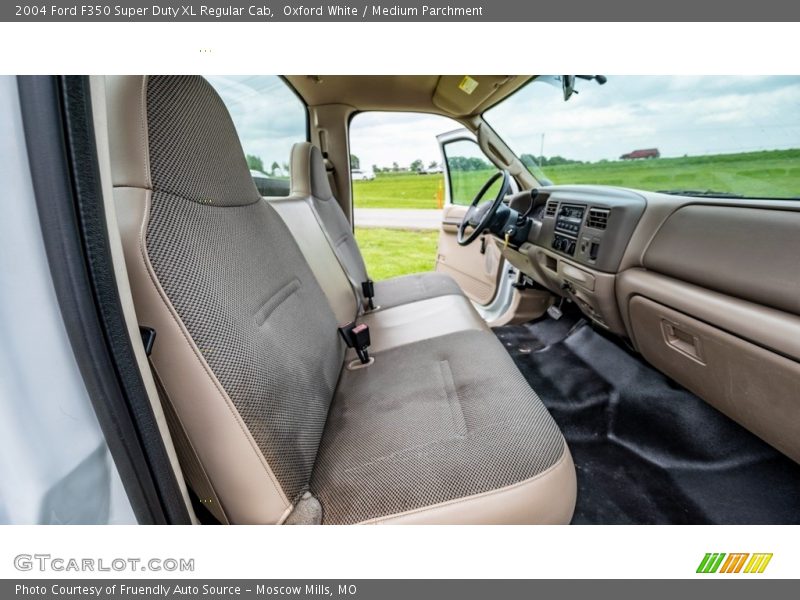 Oxford White / Medium Parchment 2004 Ford F350 Super Duty XL Regular Cab