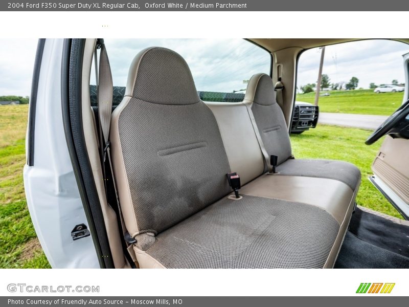 Oxford White / Medium Parchment 2004 Ford F350 Super Duty XL Regular Cab