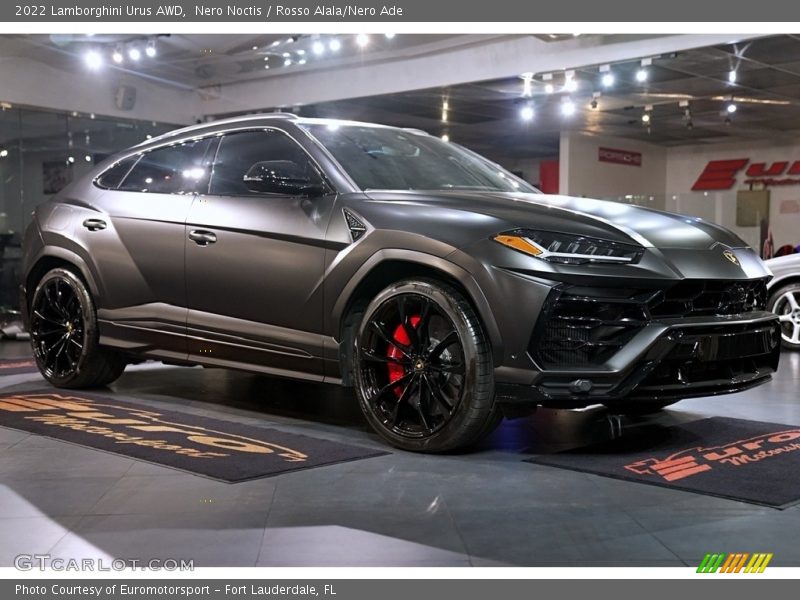Front 3/4 View of 2022 Urus AWD