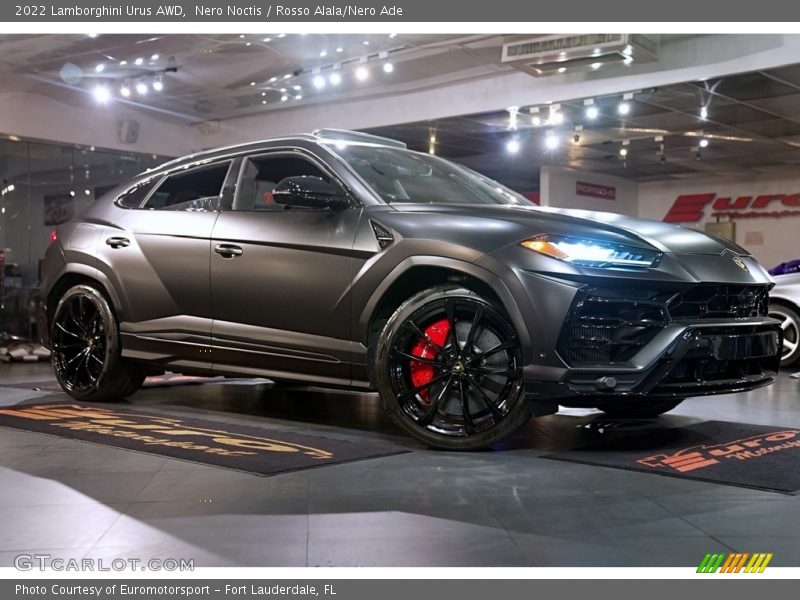 Front 3/4 View of 2022 Urus AWD
