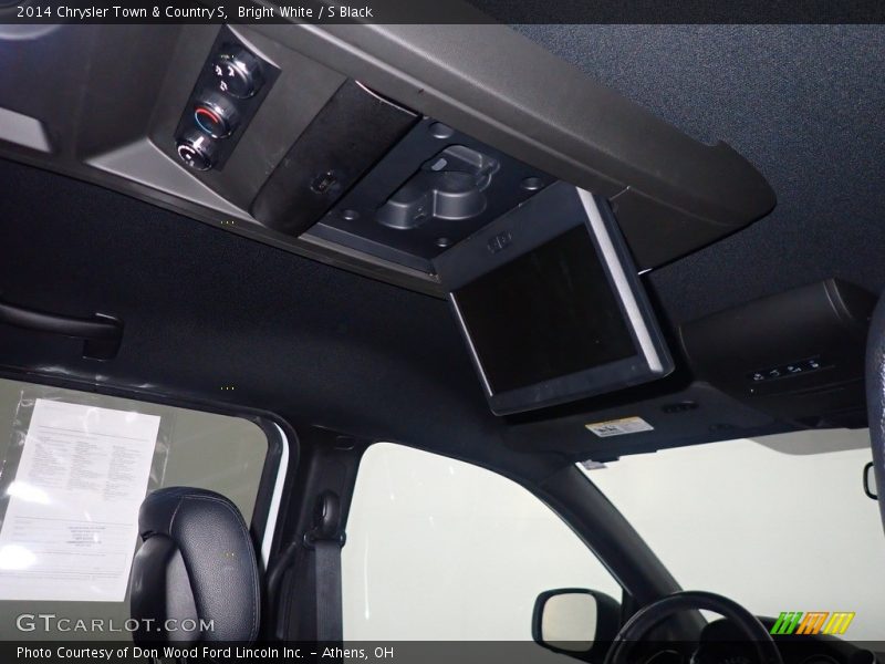Bright White / S Black 2014 Chrysler Town & Country S