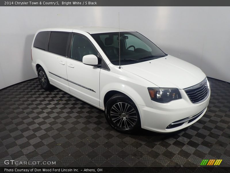 Bright White / S Black 2014 Chrysler Town & Country S