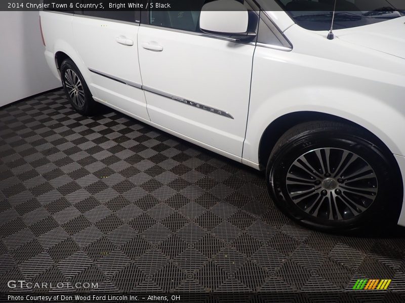 Bright White / S Black 2014 Chrysler Town & Country S