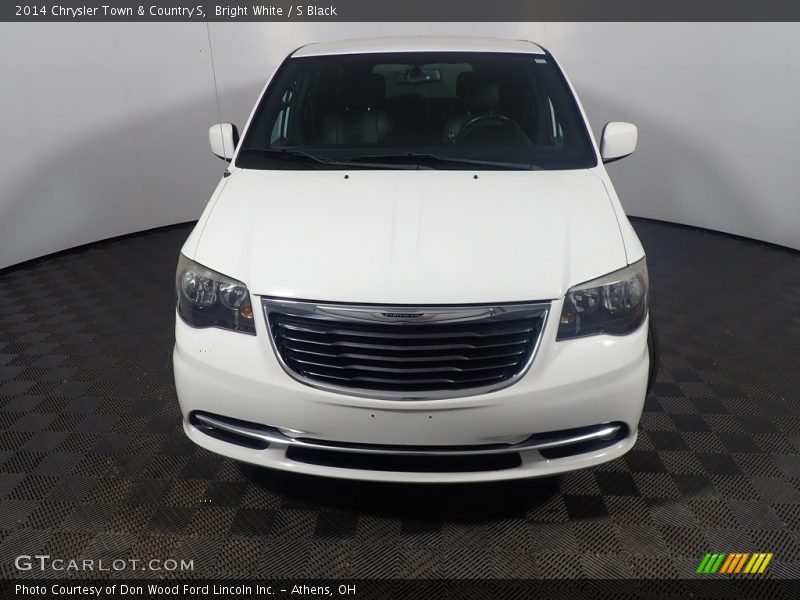 Bright White / S Black 2014 Chrysler Town & Country S