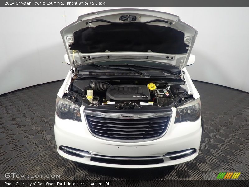 Bright White / S Black 2014 Chrysler Town & Country S